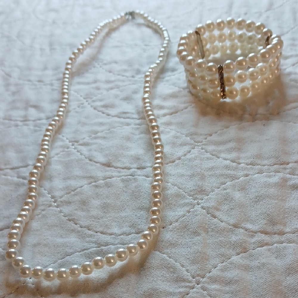 Elegant Faux Pearl Necklace and Bracelet Set